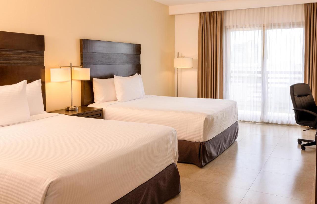 Отель Wyndham Garden Cancun Downtown Экстерьер фото