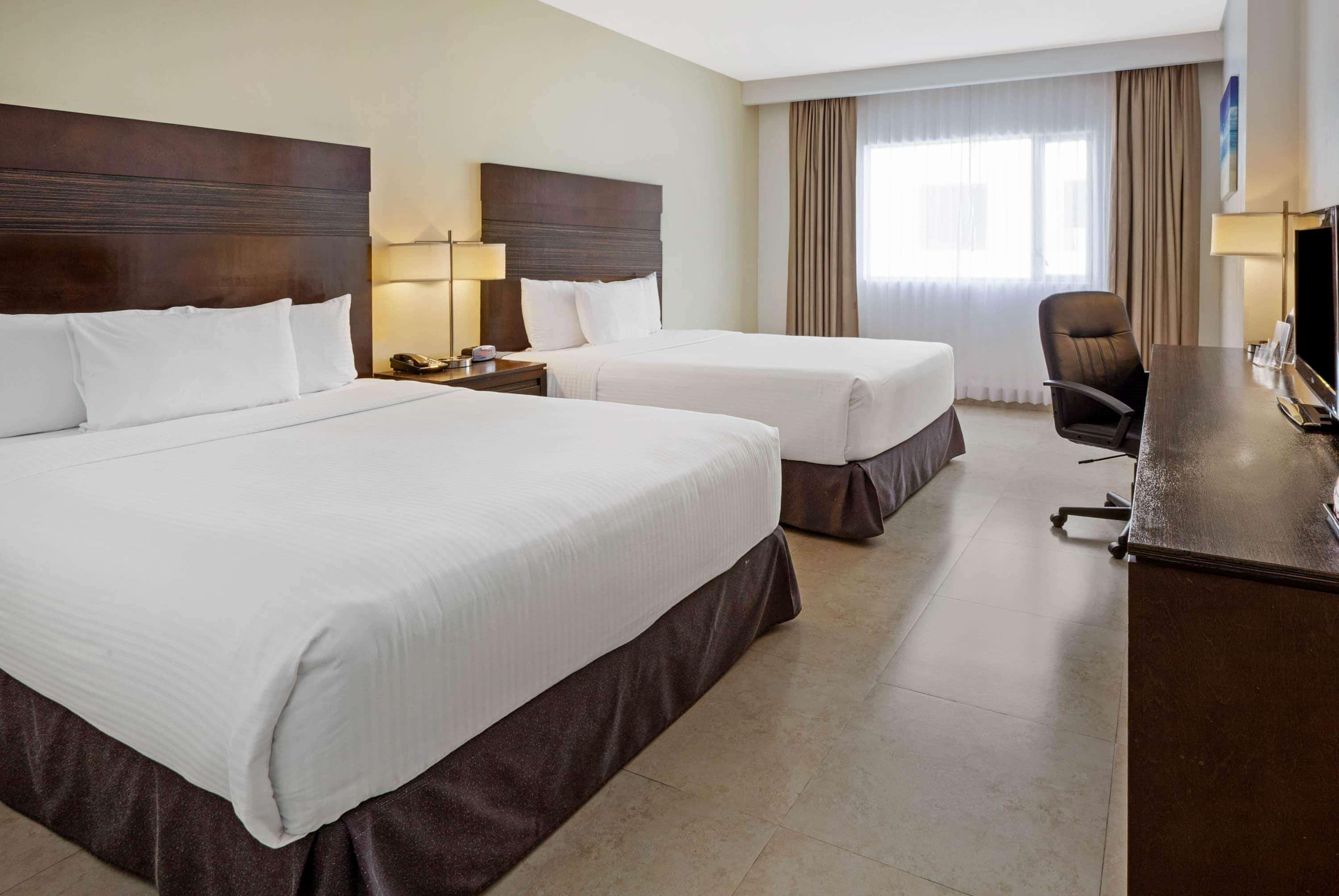 Отель Wyndham Garden Cancun Downtown Экстерьер фото