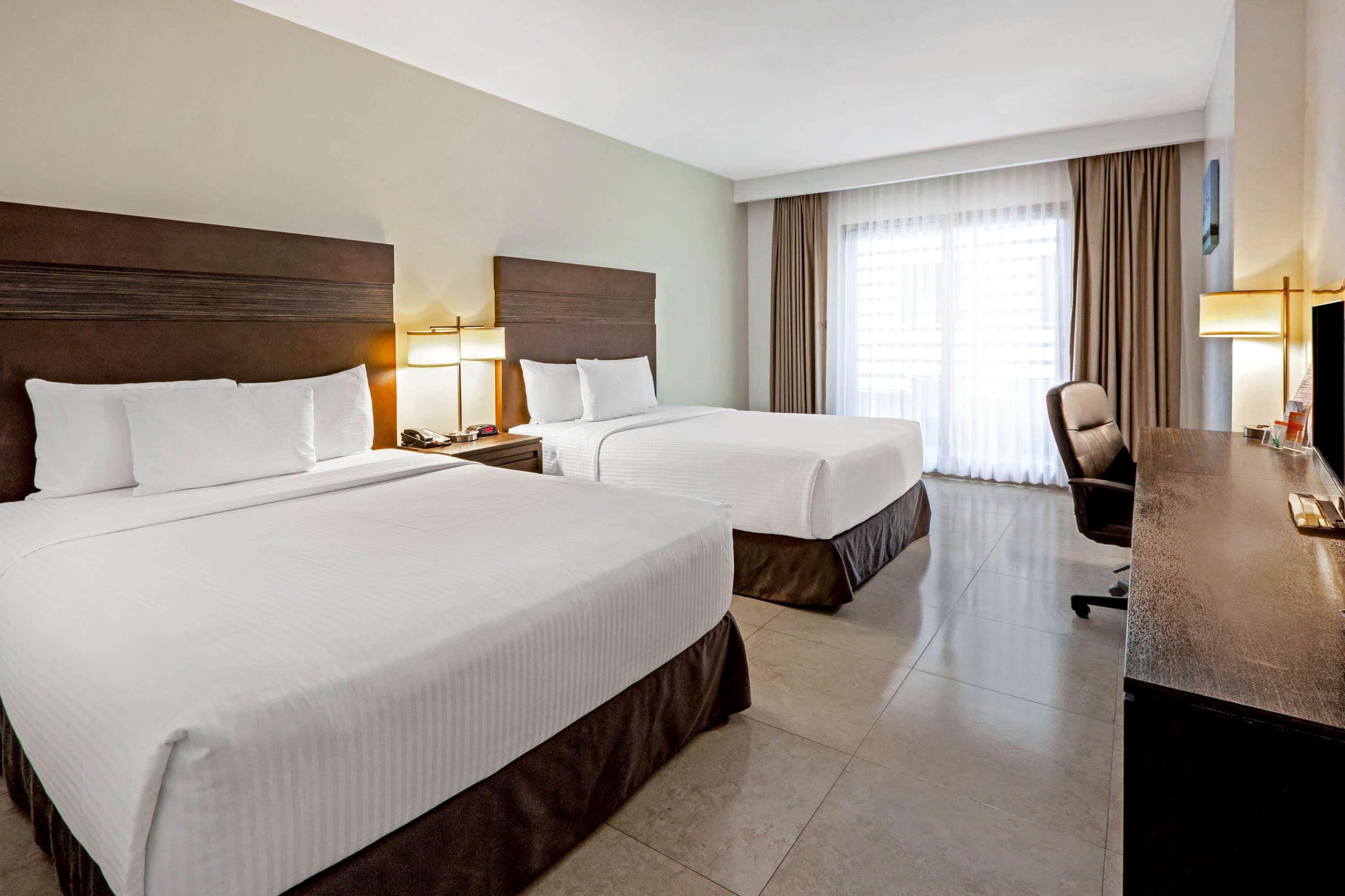 Отель Wyndham Garden Cancun Downtown Экстерьер фото