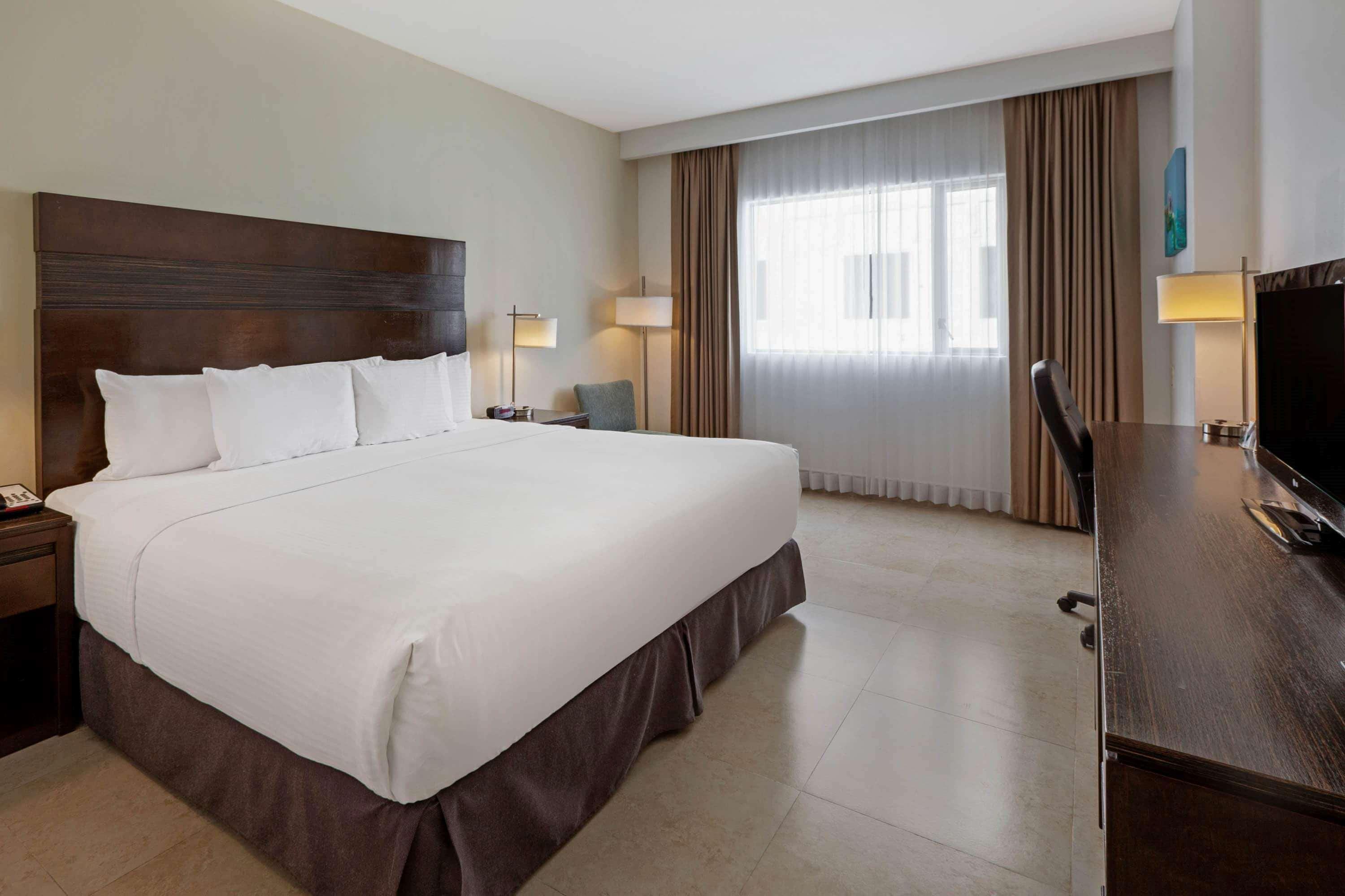 Отель Wyndham Garden Cancun Downtown Экстерьер фото