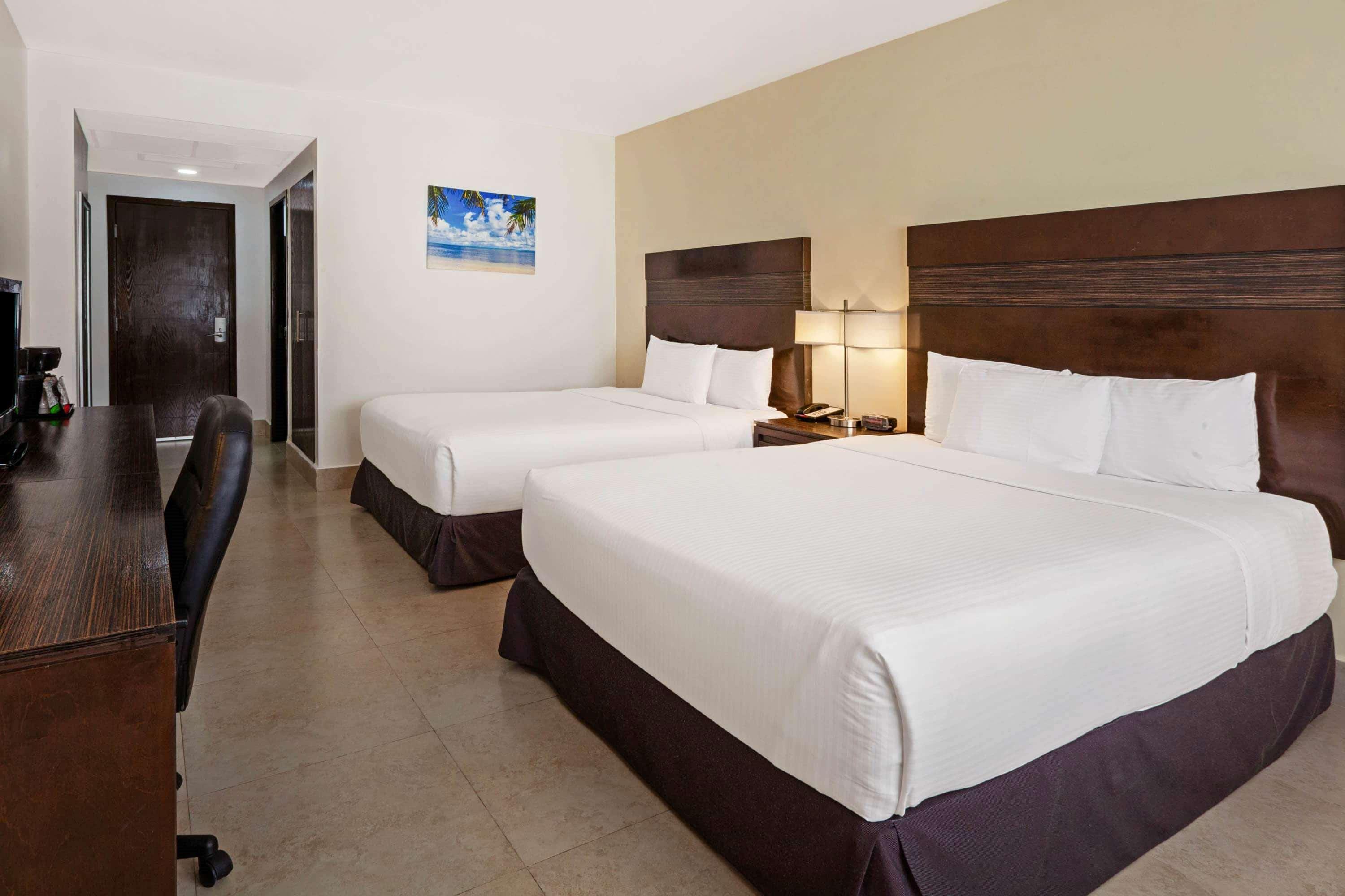 Отель Wyndham Garden Cancun Downtown Экстерьер фото