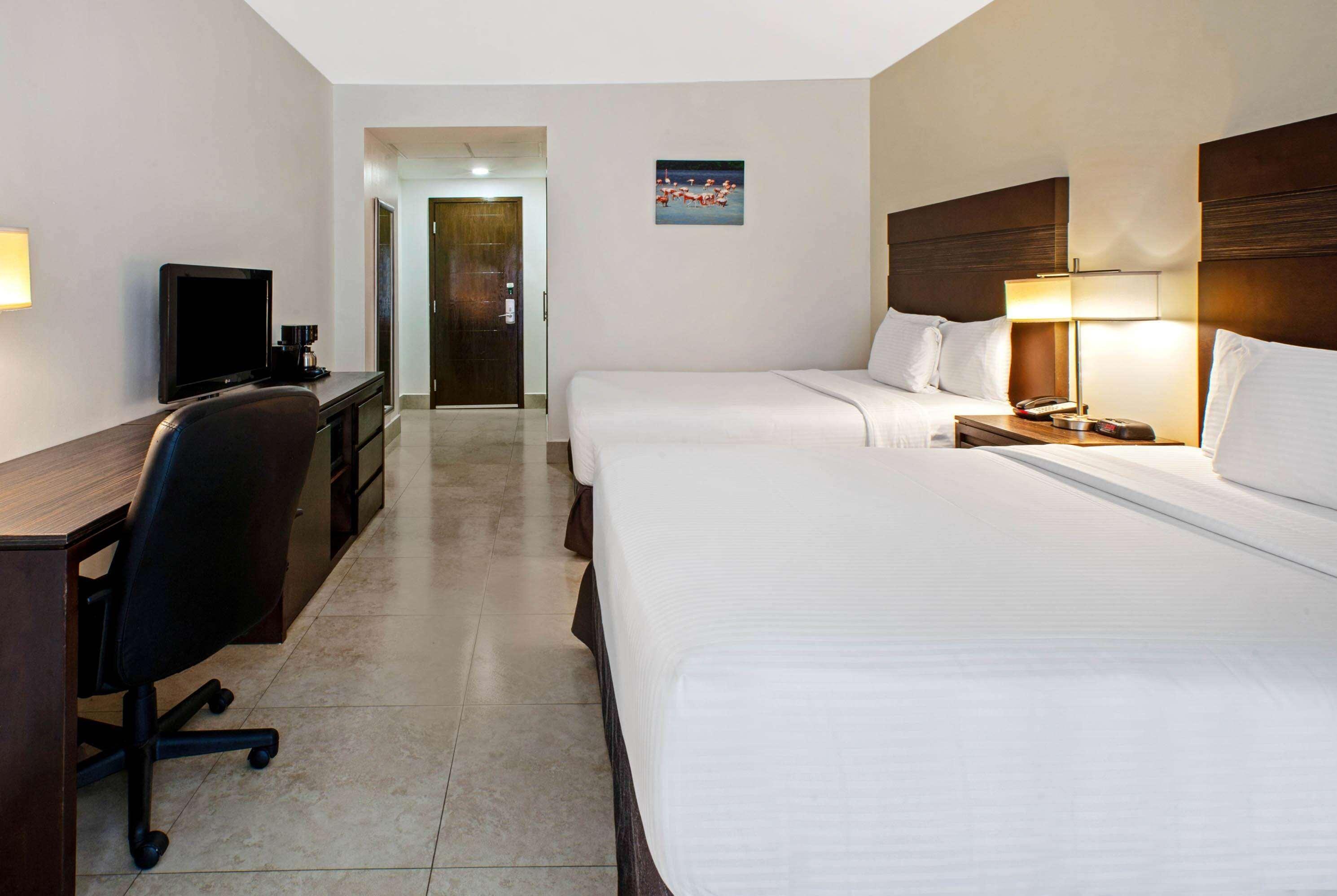 Отель Wyndham Garden Cancun Downtown Экстерьер фото