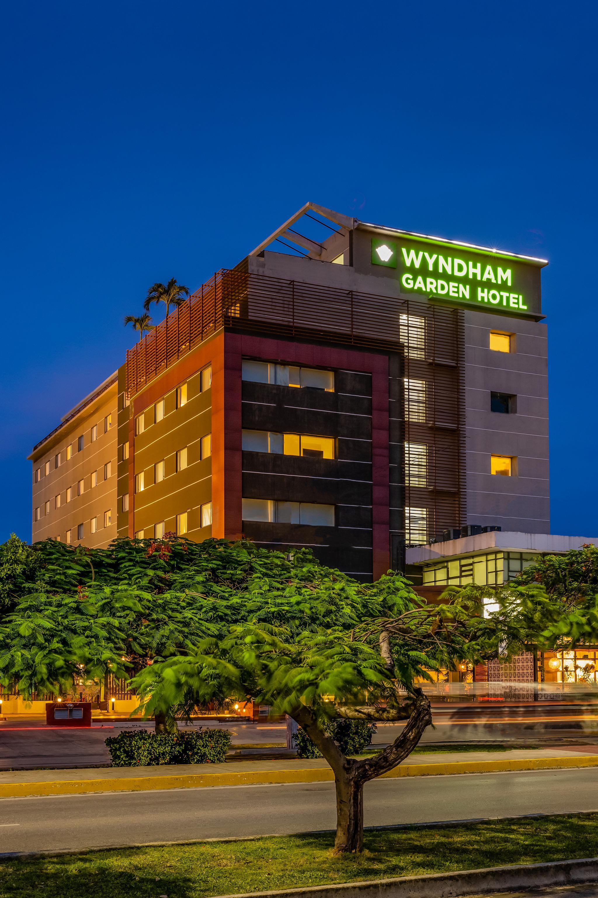 Отель Wyndham Garden Cancun Downtown Экстерьер фото