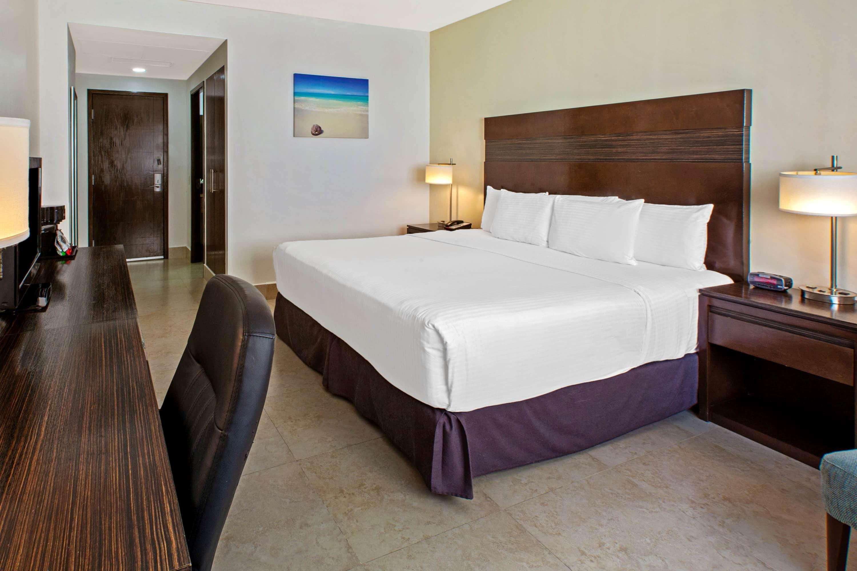 Отель Wyndham Garden Cancun Downtown Экстерьер фото