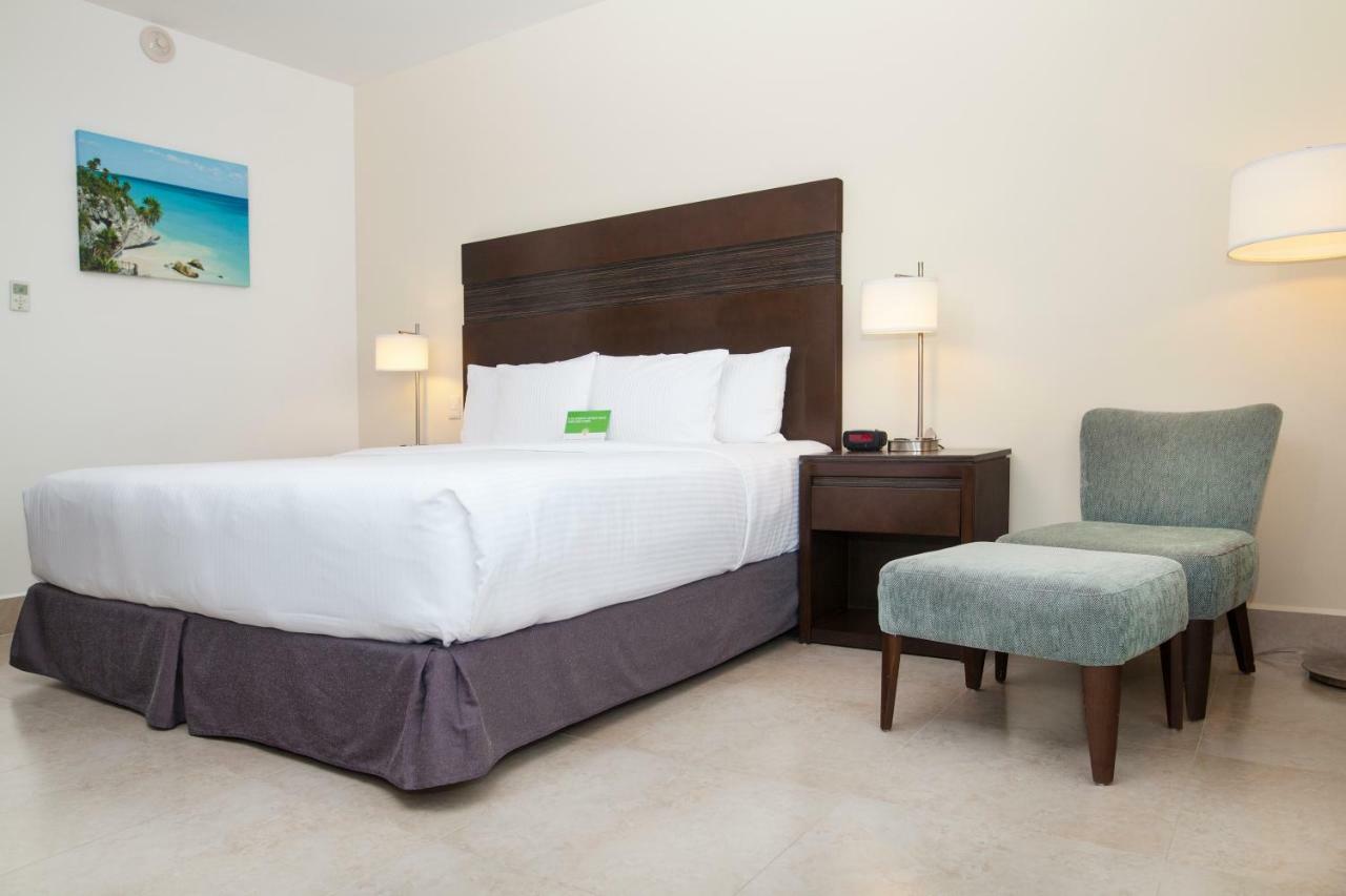 Отель Wyndham Garden Cancun Downtown Экстерьер фото