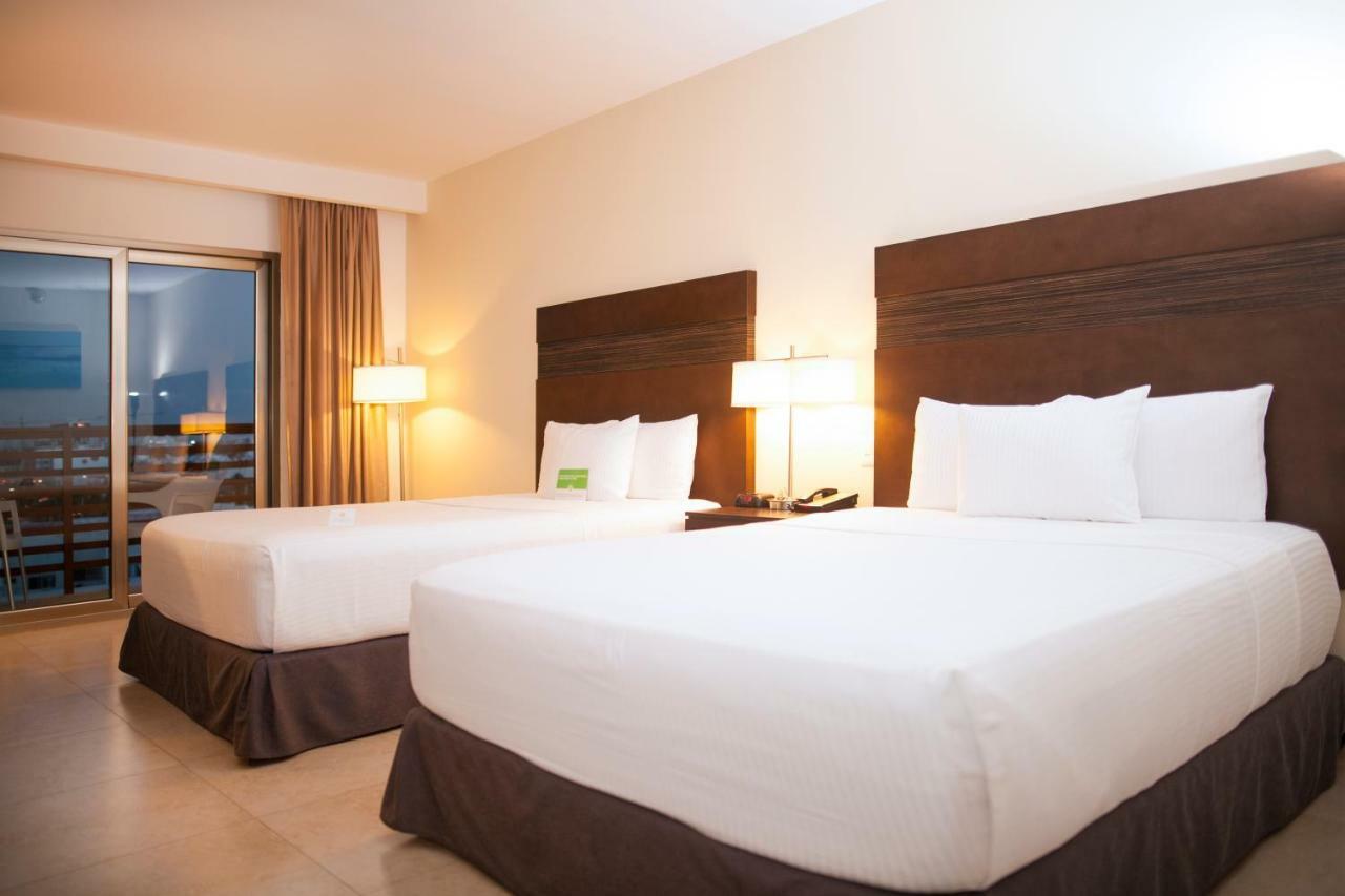 Отель Wyndham Garden Cancun Downtown Экстерьер фото