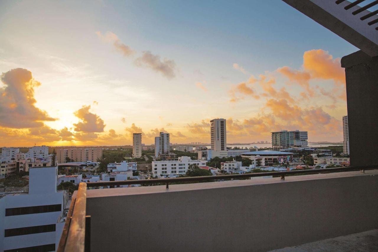 Отель Wyndham Garden Cancun Downtown Экстерьер фото