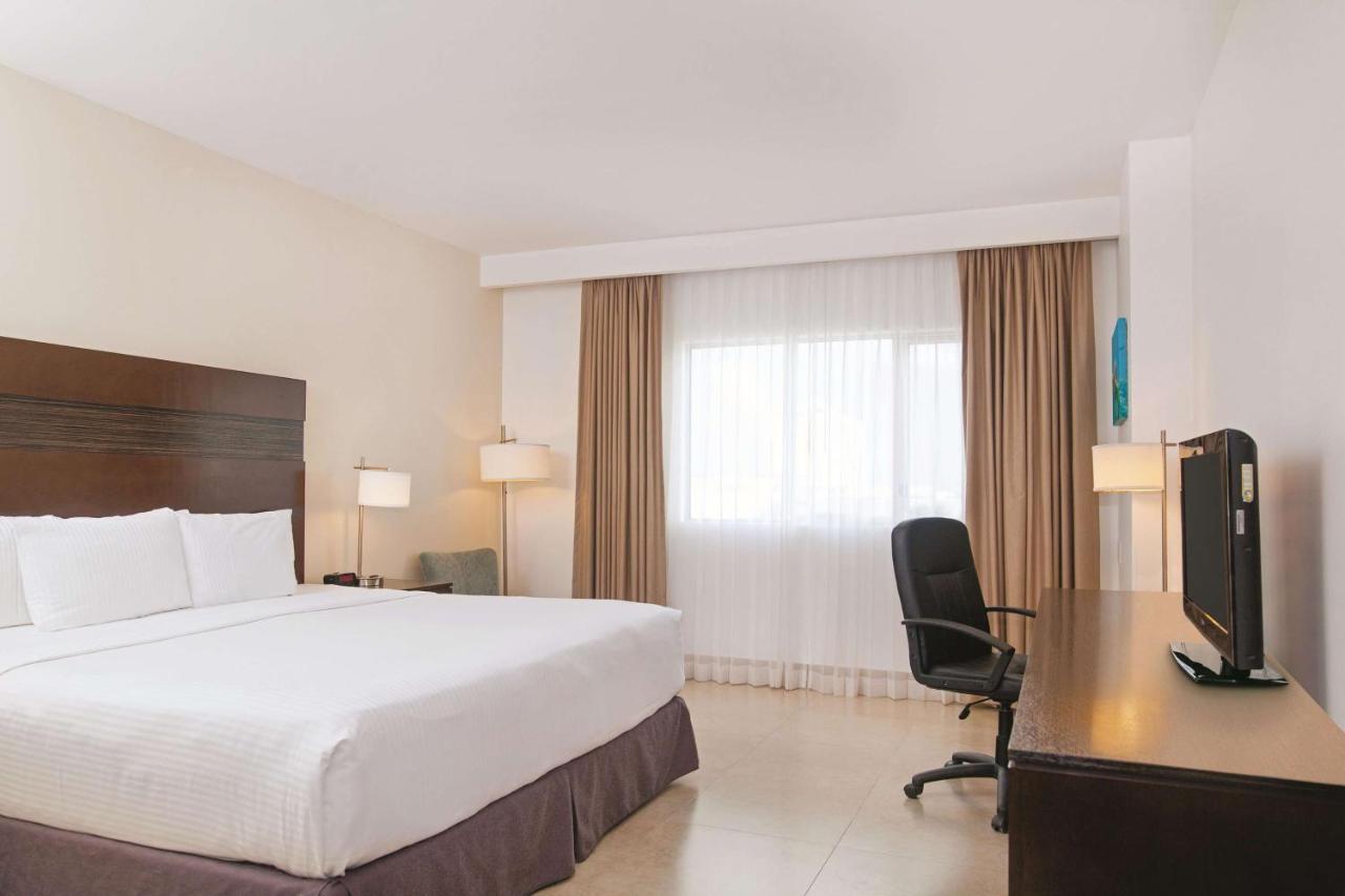 Отель Wyndham Garden Cancun Downtown Экстерьер фото